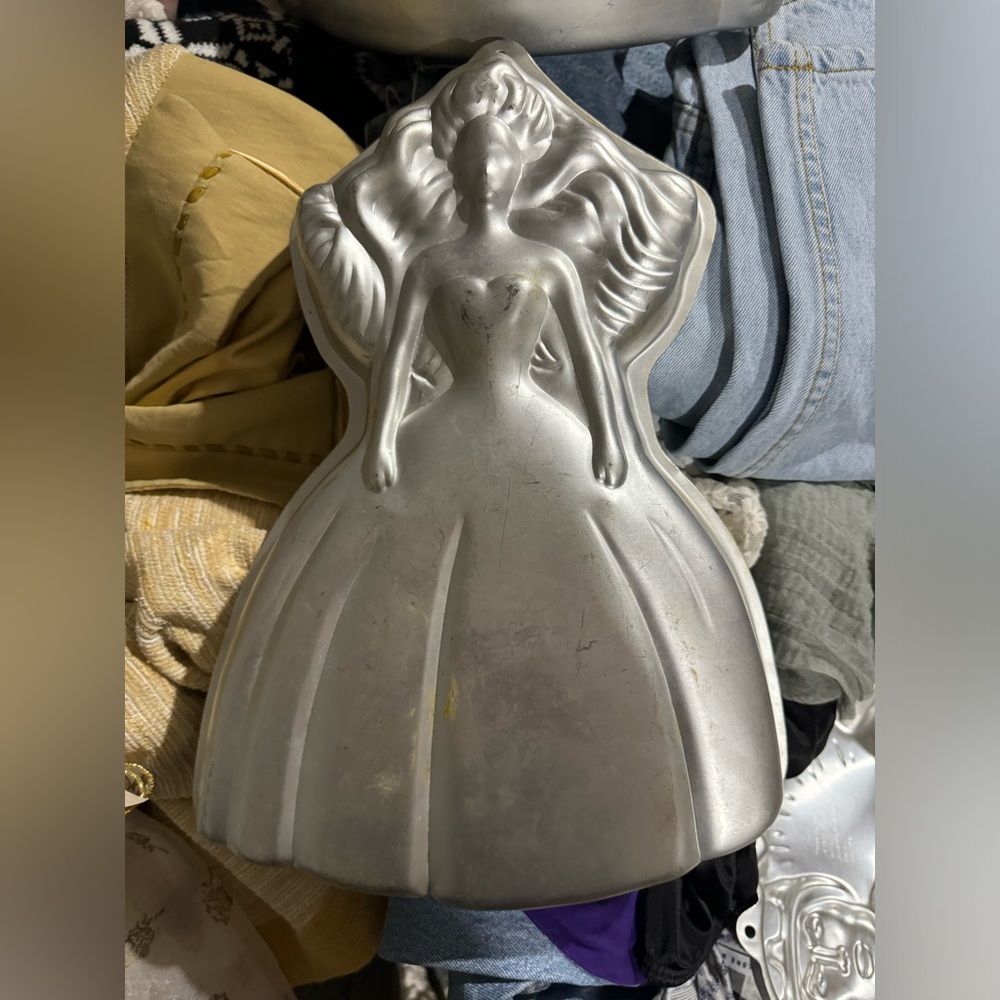 Wilton cake pan 1992 Barbie Mattel